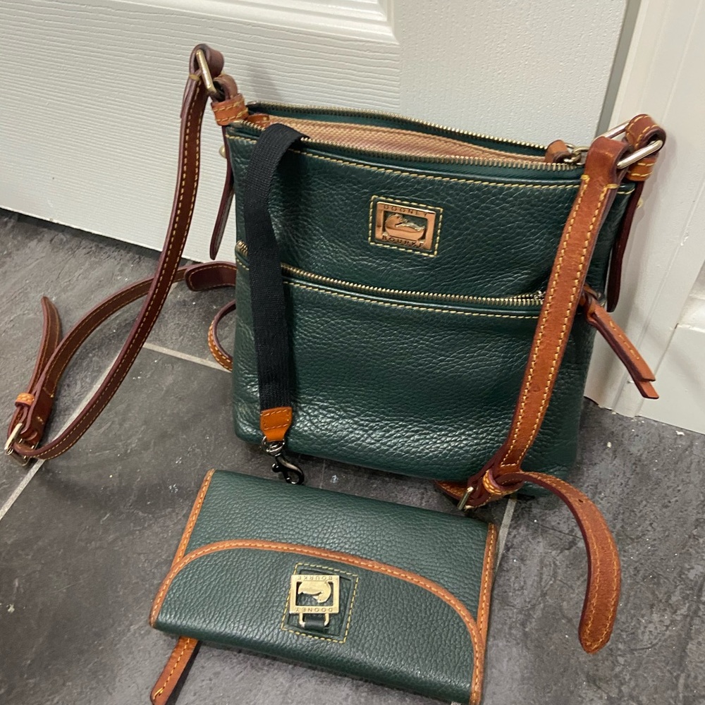 👜Dooney and Bourke Dillan crossbody + wallet 💚